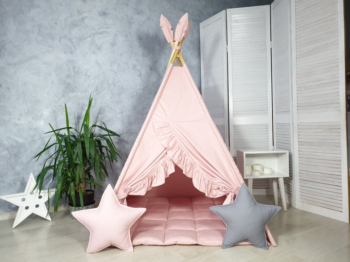 Ein Tipi-Zelt für Kinder, das perfekte Geschenk zum 1. Geburtstag für kleine Abenteurerinnen.